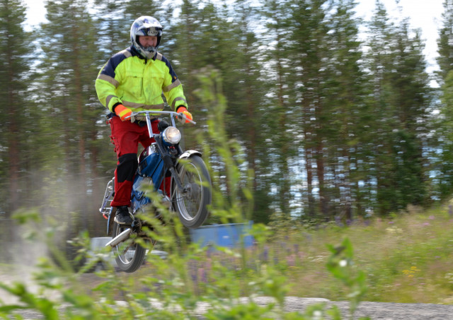 Bosse är airborn på crossbanan