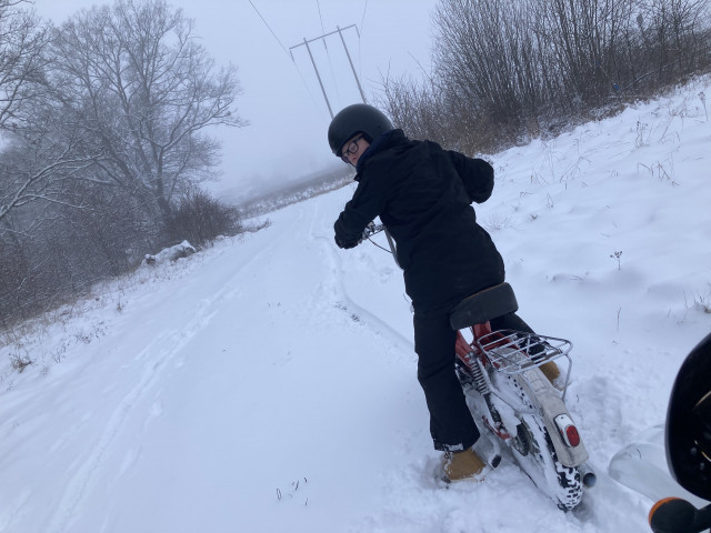 Här med lillebrorsan som chaufför, jag på hans crossmoppe.