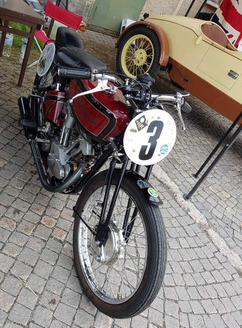 220723 SG spanar in Husqvarna V-twin racer.png