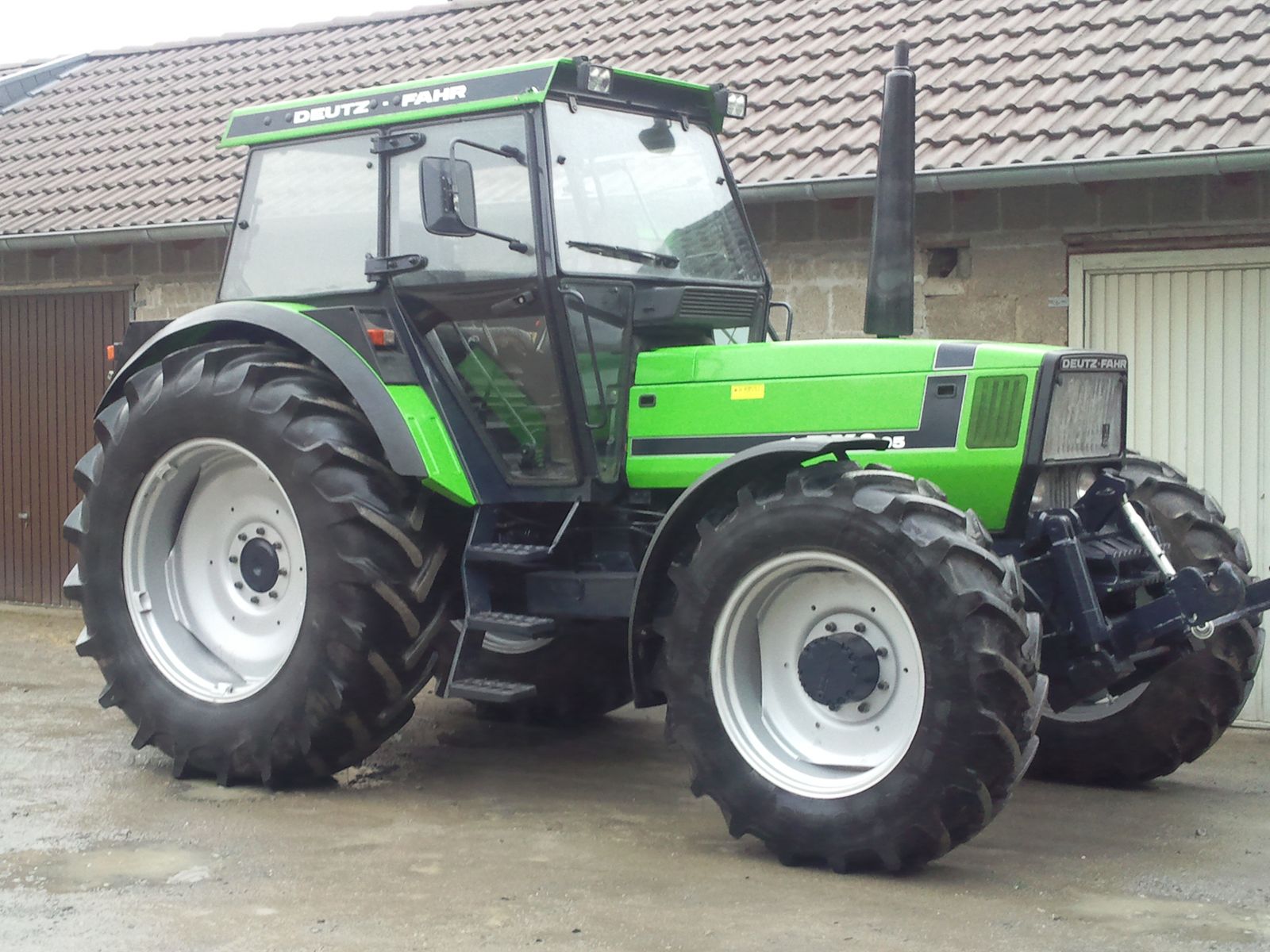 1600px-Deutz-Fahr_DX_6.05.jpg