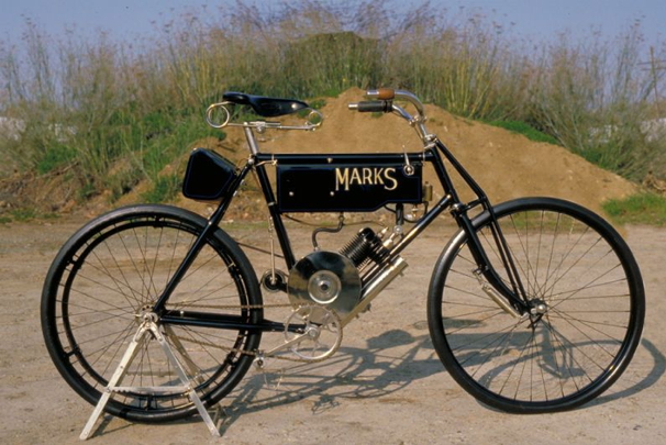 1896 marks motorcycle new York lite skillnad till europa stilen.jpg