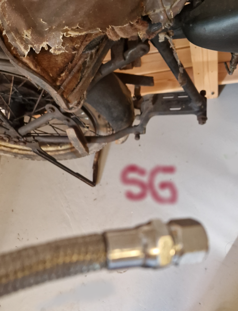 240822 ESGEEs Harley Peashooter ända av slang emot motor.png