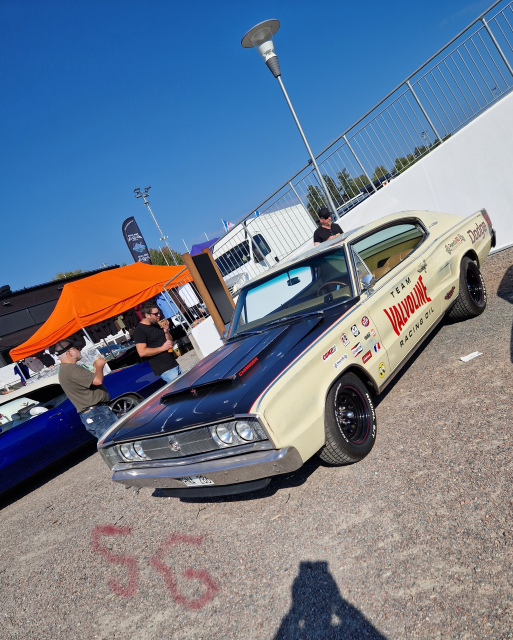 240907 ESGEE på DAK marknaden 1966 Dodge Charger på väg in på marknaden .png