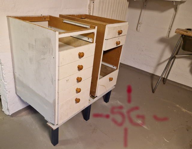 241010 ESGEE har satt fast låddelar i betongväggen nästan helt.png