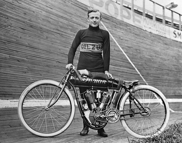 1910 Harry Glen indian ESGEE diggar kurvan och den lutningen på Boadertrack.png