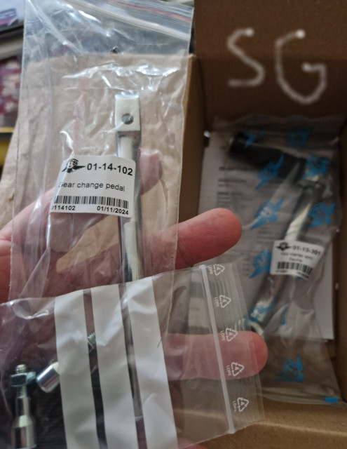250618 ESGEE hämta paket med Vöxelpedal och kick och bult.jpg