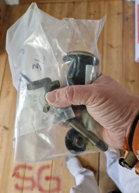 250620 ESGEE Har hämtat Indian Hedstrom paket. Glad midsommar trots trasig rygg.jpg