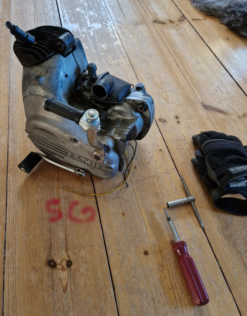 250630 ESGEE vardagsrum mecka med nya Sachs för fru bortrest blev startgas med brum.jpg