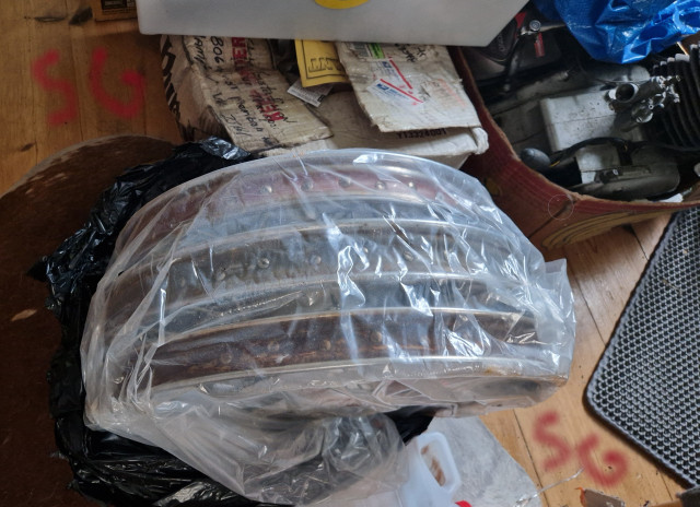 250801 SG håller på slita upp paket med 120mm hjulen.jpg
