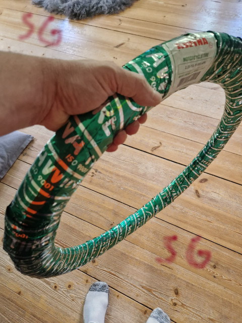250809 SG har fått hem 19tums däck till E-typen .jpg