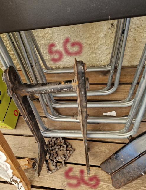 250823 SG har fyndat hos mig själv en sving och rutten kedja som ringlat runt.jpg