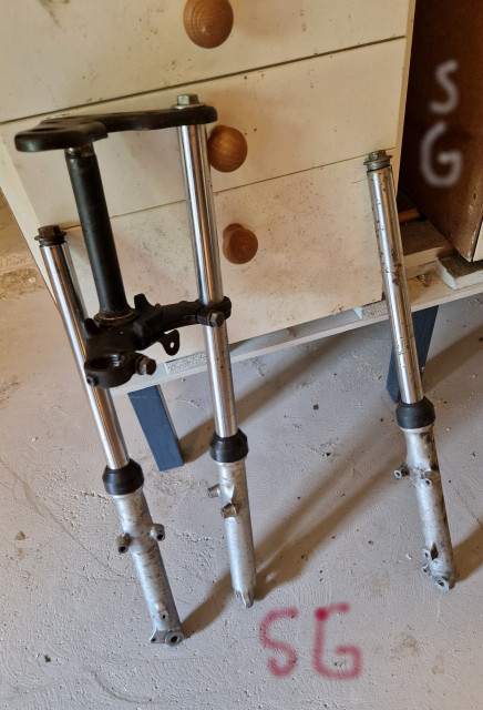 250828 SG var och bar in en gaffel och ett ben till som är till min 1979 K50 1 fjädrar 2 frusna.jpg