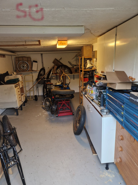 250830 SG garage i huset källare länst i huset med rakt in ifrån dörr ut.jpg