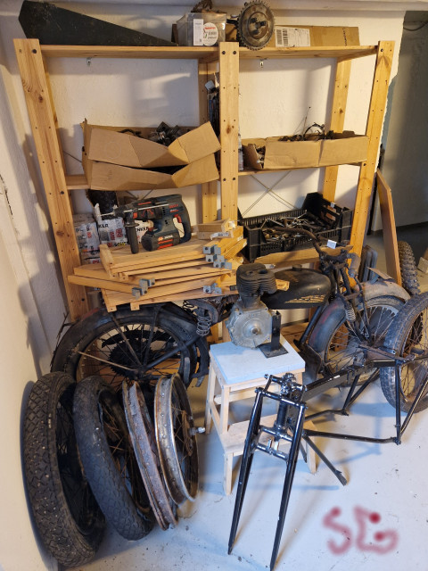 250830 SG garage i huset källare hyller rakt vänster ifrån dörr.jpg