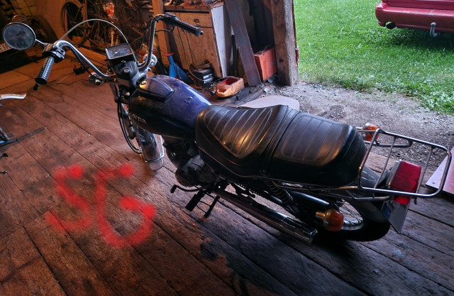 250830 SG släpa  dten tillbaka Honda twin aset till ladan börja felsöka tog in batteri helvete för kolla volt.jpg