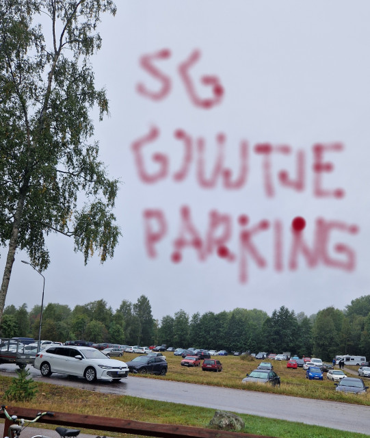 250906 SG på DAK marknaden gjutne parkerings åker efter 4h som stridsvagn kört runt.jpg