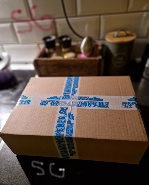 251128 SG på väg hem pling i mobilen och hämta packet ifrån Ettans mopeder.jpg