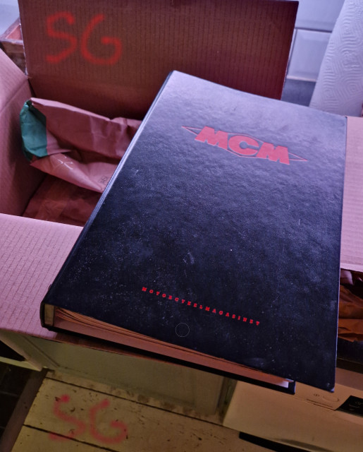 251209 SG fick pling i mobilen på väg hem hämta och rev upp paket med MCM pärm med tidningar bästa evver MCM.jpg