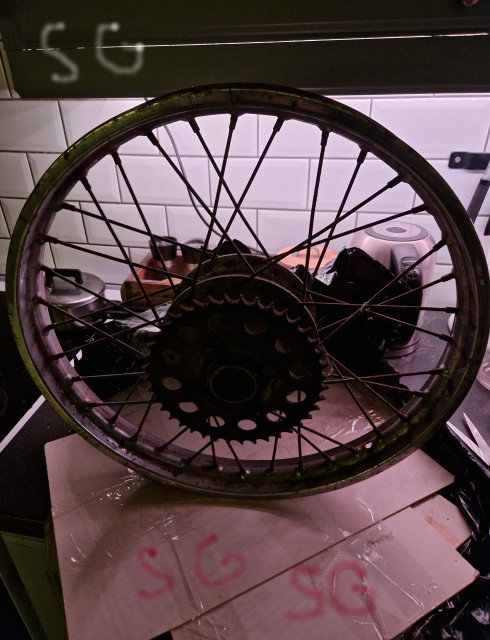 260115 SG där var mitt fynd av Suzuki K50 Bakfälj med drev men inte broms .jpg