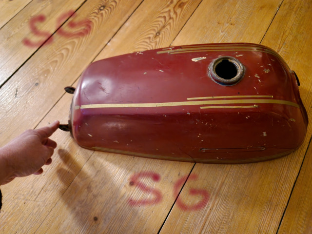 260121 SG fick sen leverans av DHL bilen men min Suzuki K50 Tank frisk men en buckla.jpg