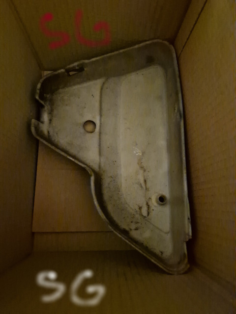 260129 SG öppna och där var K50 sido kåpa jag köpte billigt.jpg