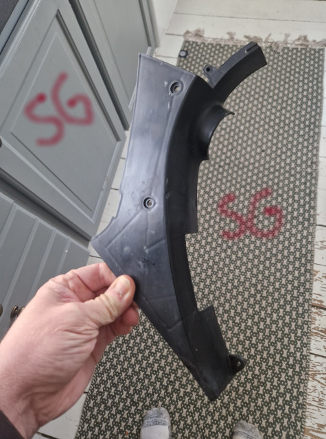 260201 SG Var ute och rota ibland saker och oväntat hitta denna Zundapp 529 kåpa för står på tejpbit under.jpg