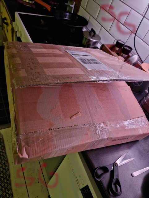 260210 SG fick sms ifrån DHL 17.40 var bara raca och hämta innan 18 hemma skära upp.jpg