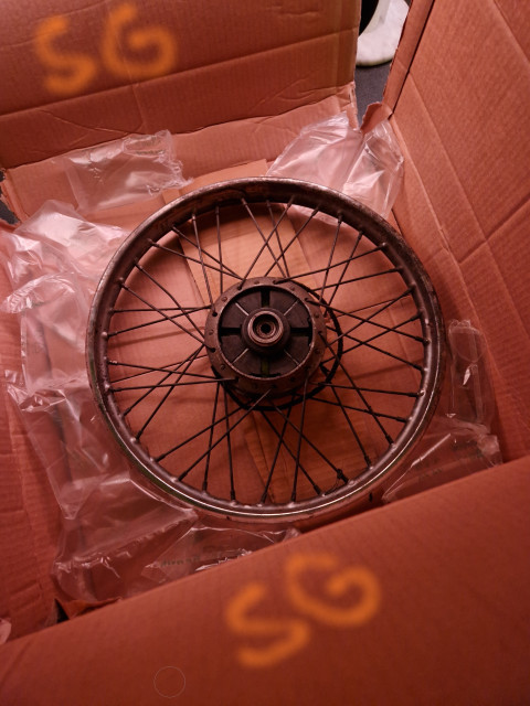 260210 SG öpnna alla flikar på det paket och där mitt Suzuki K50 bakhjul jag fynda för 100kr kunde ej motstå sånt pris.jpg