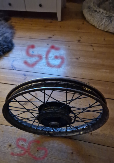 260210 SG tog ut Suzuki K50 bakhjulet och visst skitigt så det räcker men för 100kr klagar man ej.jpg