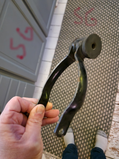 260211 SG tog ut mitt fina motor fäste övre till Zundapp 529 jag scora billigt.jpg