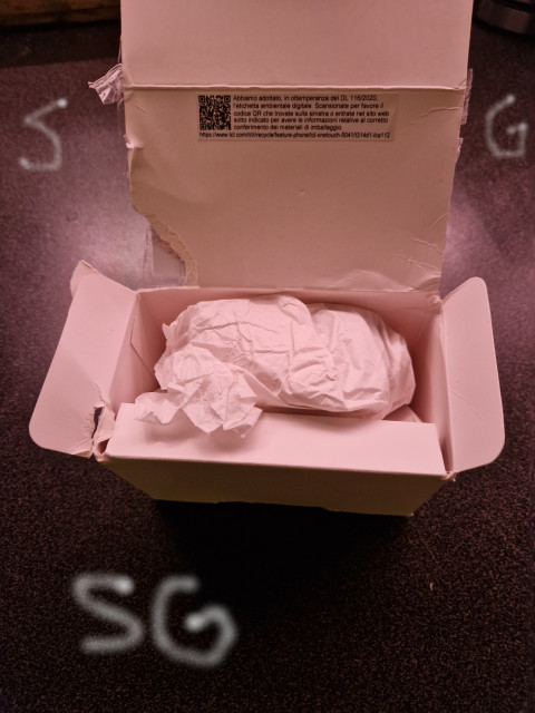 260213 SG fick kämpa för få upp det lilla paket som var väl tejpad.jpg