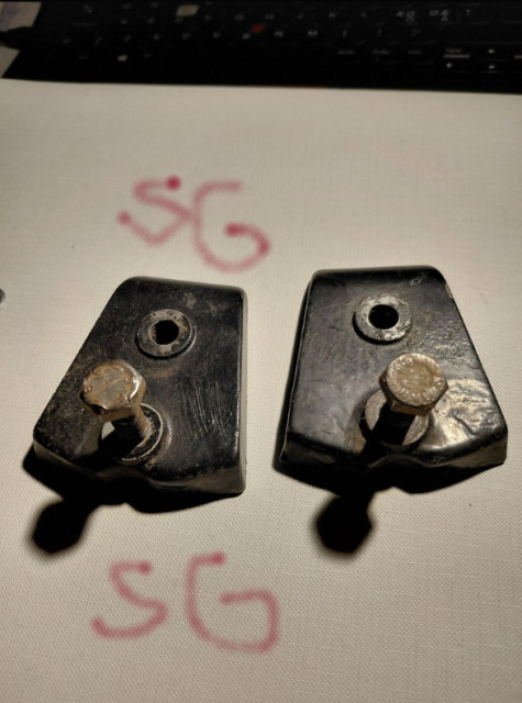 260217 SG vann Zundapp 529 stötdämpare fästen med bultar för 140kr.jpg