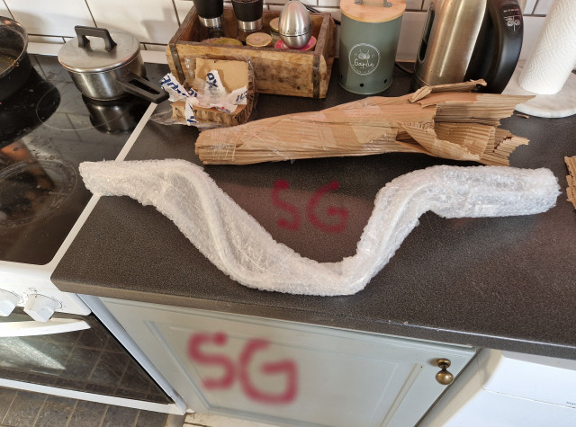 260219 SG fick klippa mycket tejp för få upp sen lesna jag och masakera med saxen och där var Mitt nya Suzuki k50 styre.jpg