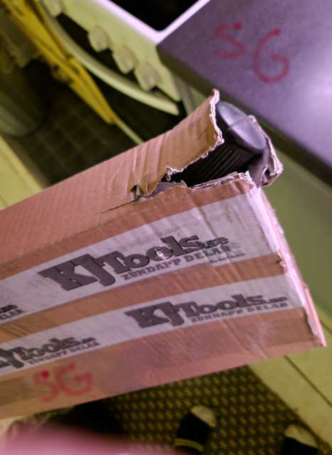 260219 SG hämta paket med mitt nya Zundapp 529 fotpinnar men hemma hål och en fotpinne tittar ut jävla Postnord as.jpg