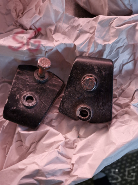 260222 SG tömde postlådan där var Mitt Zundapp GTS stöttdämpar fästen med bult i inlidndning .jpg