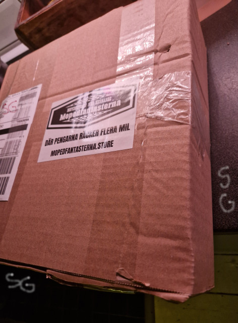 260225 SG var och hämta paket på DHL antagligen mitt Suzuki K50 packingsats trots storlek på paket.jpg