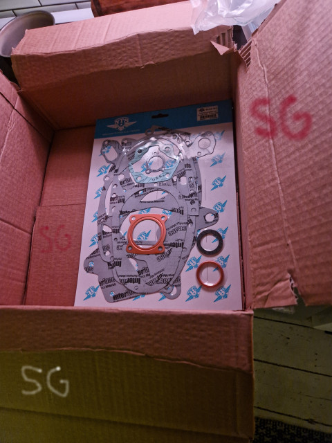 260225 SG skar upp massa tejp vräkte ut massa bös men där var min Suzuki K50 packings sats.jpg