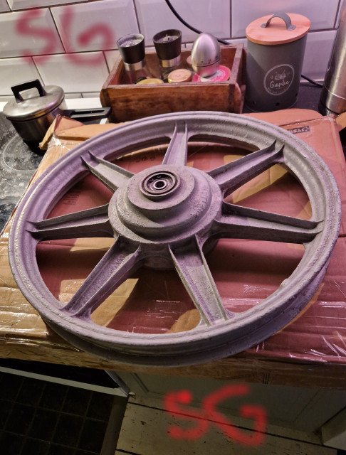 260226 SG skar upp lådan som var väl tejap och där var mitt Zundapp 529 alminium framhjul jag ej kunde motstå.jpg