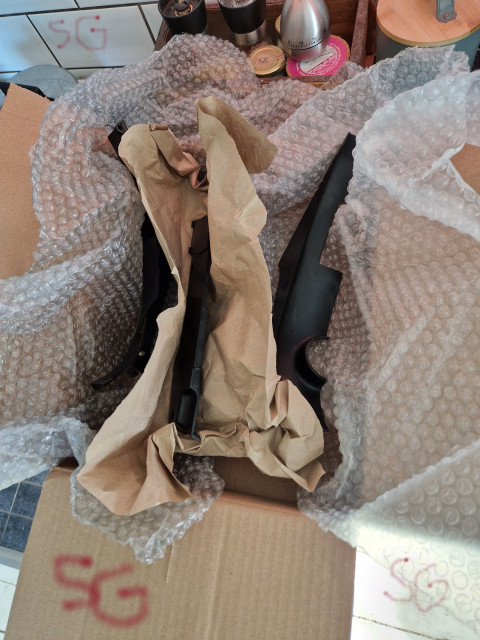 260302 SG skar upp lådan och där var mina Zundapp 529 ramkåpor efter virrat upp dem.jpg