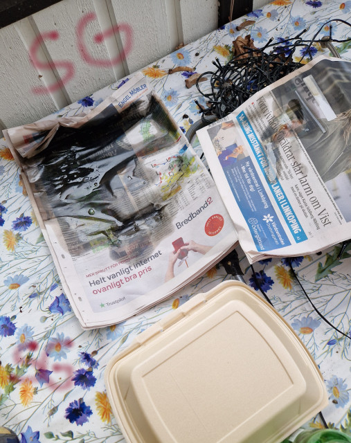 260307 SG var tvungen slänga ut massa genom oliga tidningar säljare säger den olja ej så nä du.jpg