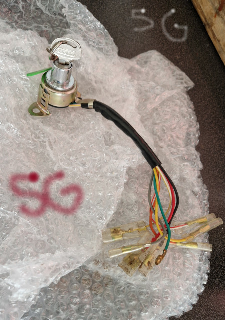 260312 SG fick litet paket i brevlådan om hem. slet upp den den vältejade lådan och där var mitt Suziki K50 Tändningslås med nyckel och jag har ingen med nykel sen innan. Postnord tog sin tid.jpg