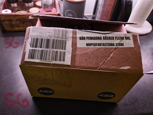 260320 SG fick pling om hämta paket på DHL var och hämta ochskar upp lådan.jpg