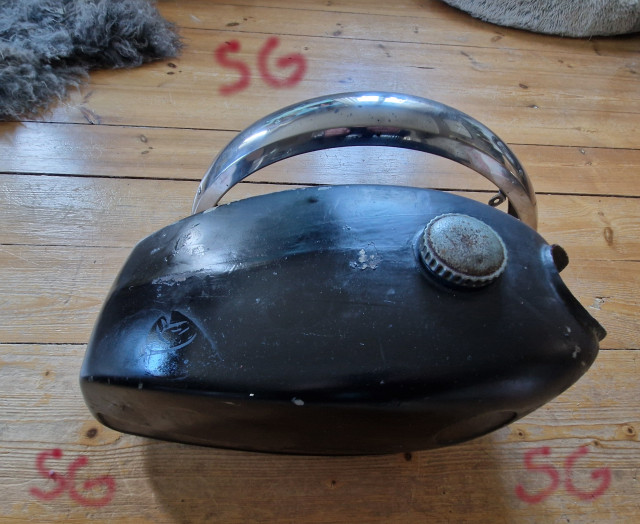 260407 SG skar upp eller mer slet upp och direkt såg jag min Zundapp 529 tank och framstänkskärm som jävla Postnord jömsat omkring i över 4 månader.jpg