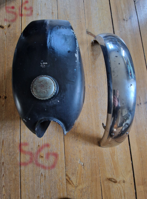 260407 SG Zundapp 529 Tank bensin stank och framskärm fram ifrån.jpg