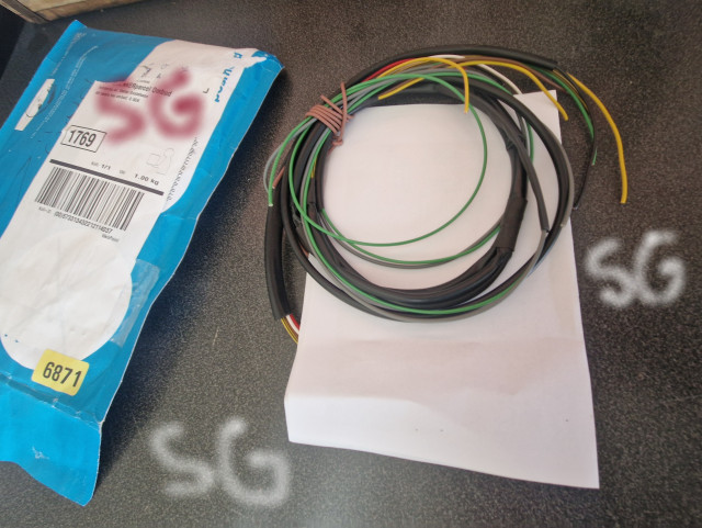 260408 SG öppna upp det smala paket och tog ut Zundapp elsystem och kopplinschema verkligen snabbb frakt köpte 6e och får 8e.jpg