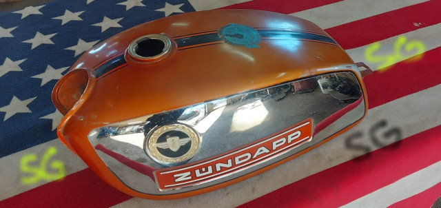 260408 SG blev frestad och bjöd mer hjärta än vett på denna Zundapp 529 tank orange och allt och vinner denna med lätt ånget.jpg