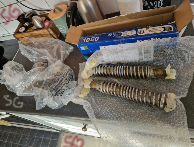 260409 igår , SG plocka ur sakerna ur 5kg tunga packet mest glad för orginal zundapp stöttdämpare med bultar även det andra.jpg