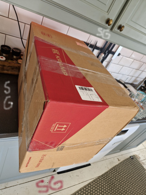 260410 SG på väg hem ifrån jobb fick jag pling av DSV(Schenker) så hämta på väg hem var ett stort paket.jpg