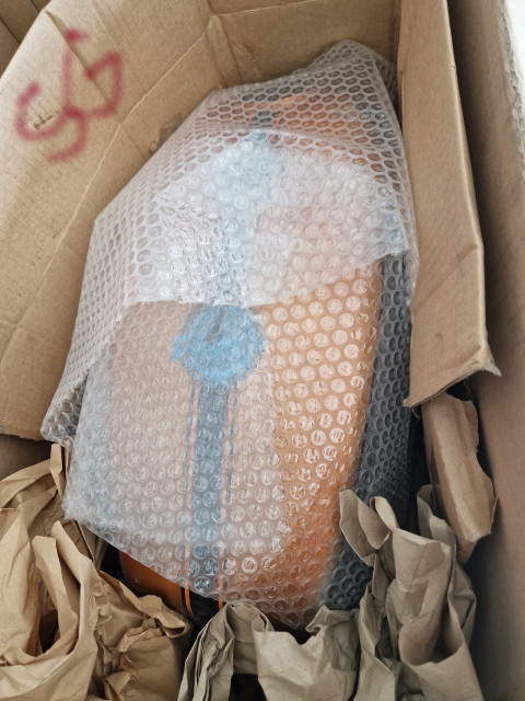 260410 SG skar upp paket och öpnna efter tagit bort bös och där var min Zundapp 529 tank inlindad i en slags vagga i mitten.jpg