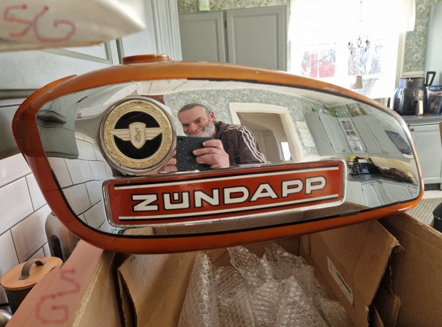 260410 SG lyfte ut och vira ut Zundapp tanken som var i bättre skick än vad jag trodde såg sen att man synns bra i cromet .jpg